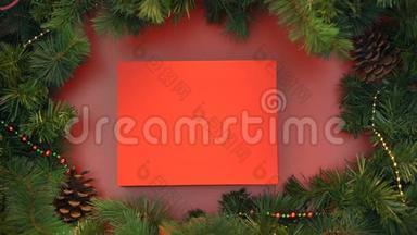 红丝带用带条纹的糖果棒包裹在盒子周围，并系在蝴蝶结，圣诞节